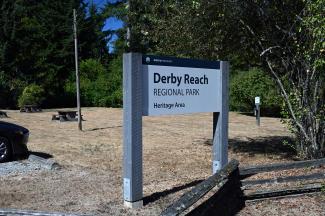 The traditional welcome here sign